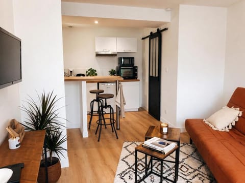 TV and multimedia, Kitchen or kitchenette, Living room, Seating area, Dining area