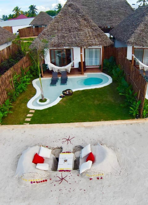 Property building, Swimming pool, sunbed