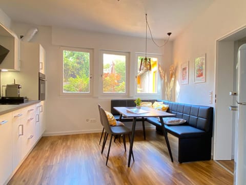 Kitchen or kitchenette, Living room, Seating area, Dining area, minibar, pet friendly, stove