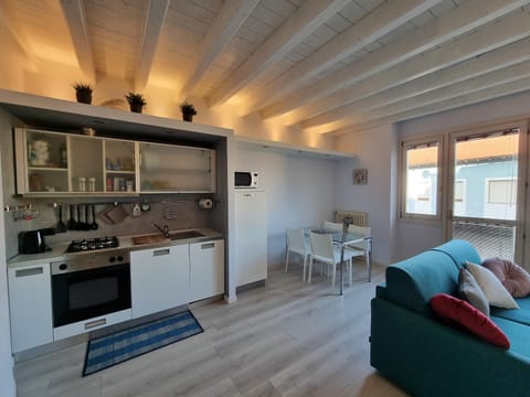 Kitchen or kitchenette, Living room, Dining area, minibar, pet friendly, stove