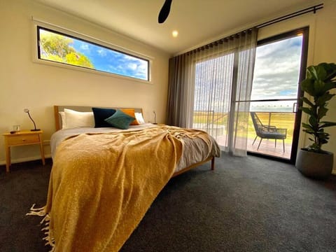 Bed, Natural landscape, View (from property/room), Balcony/Terrace, Photo of the whole room, Bedroom