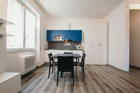 Kitchen or kitchenette, Dining area, minibar