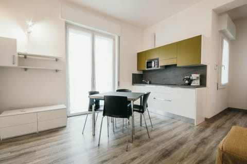 Kitchen or kitchenette, Living room, Seating area, Dining area, stove