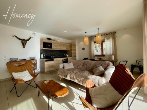 TV and multimedia, Kitchen or kitchenette, Living room, Seating area, Dining area, oven, stove