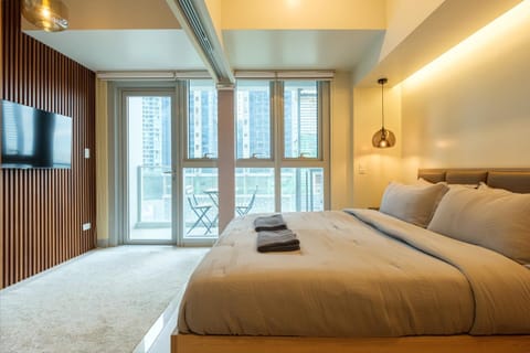 Bed, TV and multimedia, Photo of the whole room, Seating area, Bedroom, towels