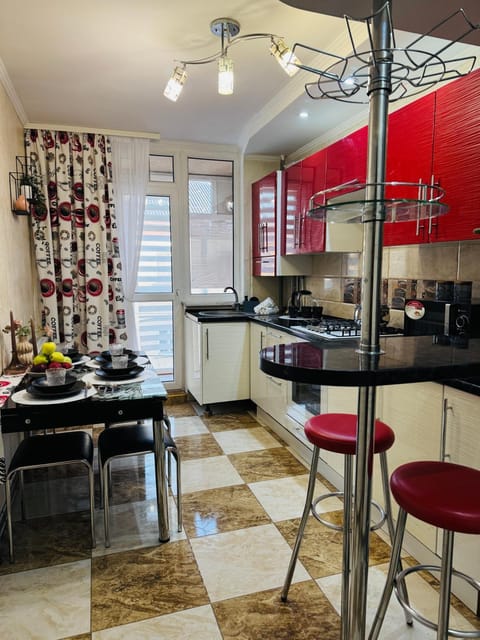 Kitchen or kitchenette, Dining area, oven