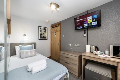 Bed, Photo of the whole room, Bedroom, minibar