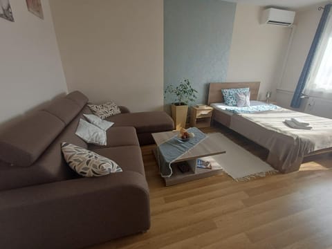 TV and multimedia, Photo of the whole room, Seating area, internet, air conditioner