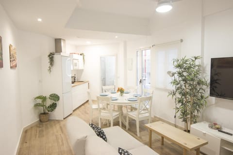 Communal lounge/ TV room, TV and multimedia, Living room, Dining area, stove, kitchen