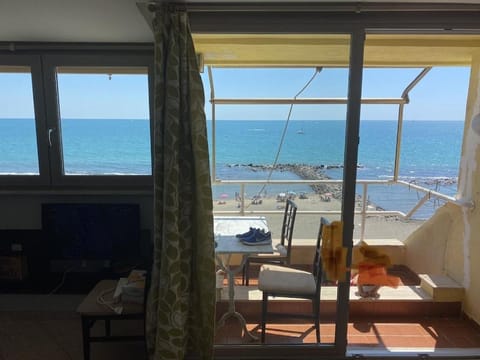 Wonderful front sea Apartment in Ostia
