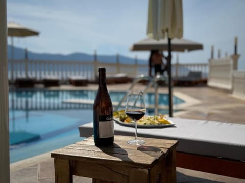 View (from property/room), Food and drinks, Swimming pool, Drinks