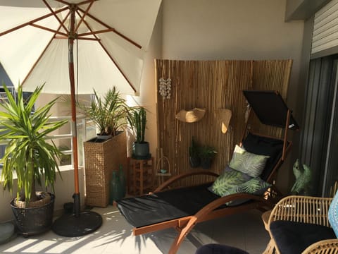 Balcony/Terrace, sunbed