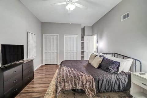 Eagle's Landing Loft-Downtown Above Bull & Barrel Apartment in Statesboro