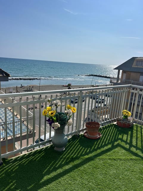 FRONT SEA LUXURY Apartment in Ostia
