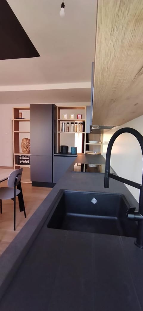 Coffee/tea facilities, Photo of the whole room, Seating area, dishwasher, minibar, oven, washing machine, kitchen