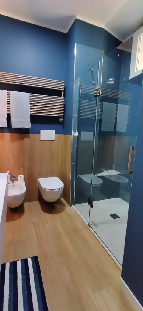 Shower, Toilet, Bathroom, bidet, towels