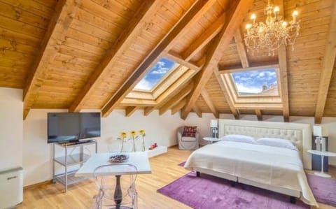 Bed, TV and multimedia, Living room, Photo of the whole room, Seating area, Bedroom