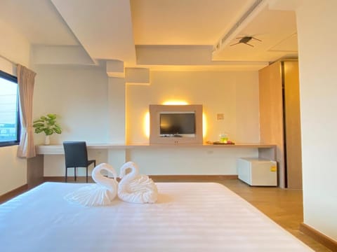 Bed, TV and multimedia, Photo of the whole room, Bedroom, towels