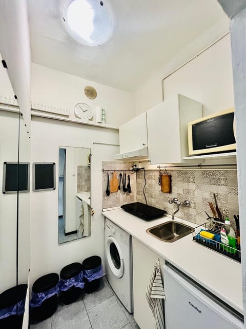 Kitchen or kitchenette, washing machine