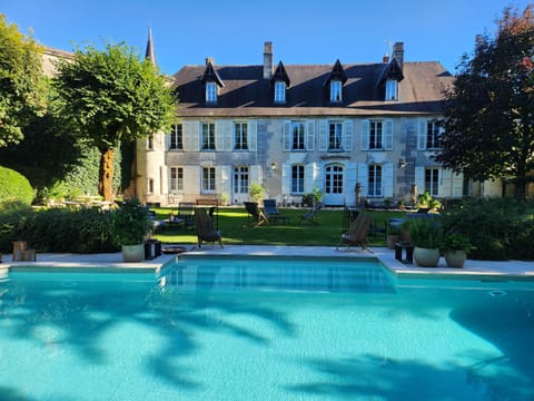 Property building, Garden, Swimming pool