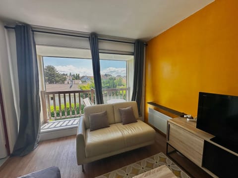 Communal lounge/ TV room, TV and multimedia, View (from property/room), Balcony/Terrace, Living room, Seating area