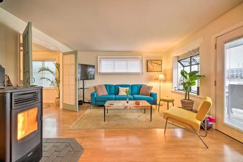 Portland Floating Home Getaway with Sauna! House in Vancouver