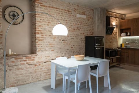 Kitchen or kitchenette, Dining area, minibar, pet friendly, stove