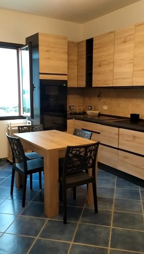 TV and multimedia, Kitchen or kitchenette, Dining area, stove