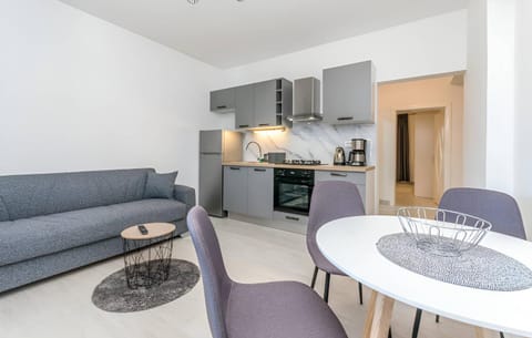 Kitchen or kitchenette, Living room, Seating area, Dining area, oven, stove