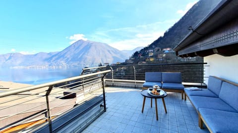 View (from property/room), Balcony/Terrace, Lake view, Mountain view