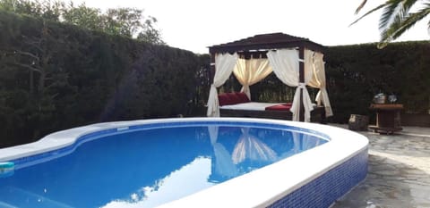 Swimming pool, sunbed