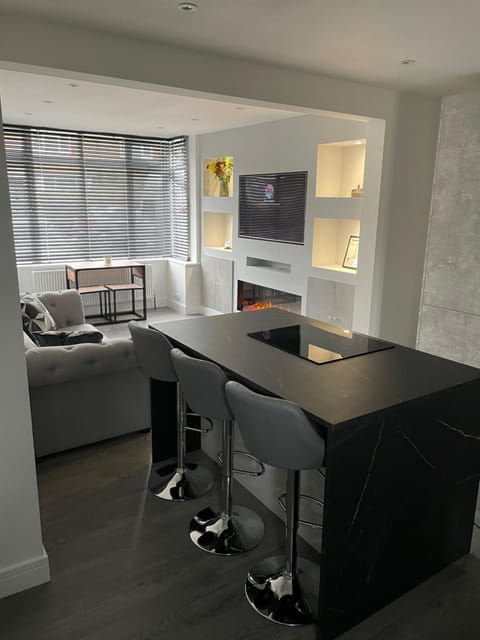 TV and multimedia, Kitchen or kitchenette, Dining area, hair dresser