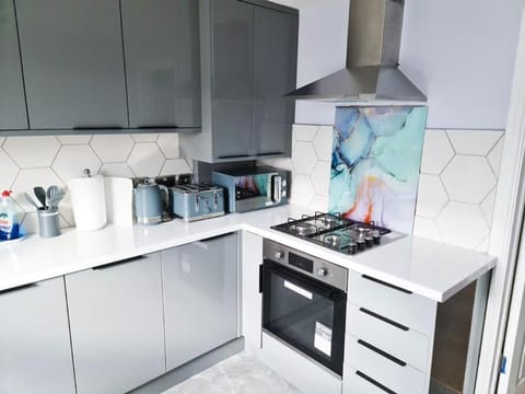 Coffee/tea facilities, dishwasher, minibar, pet friendly, stove, toaster