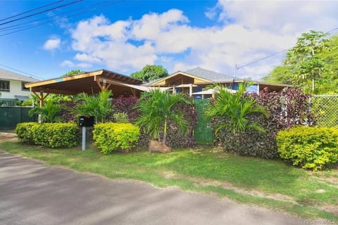 Charming Country Cottage just a few steps from the beach! House in Makaha