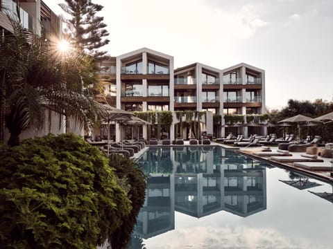 Property building, Day, Pool view, Swimming pool