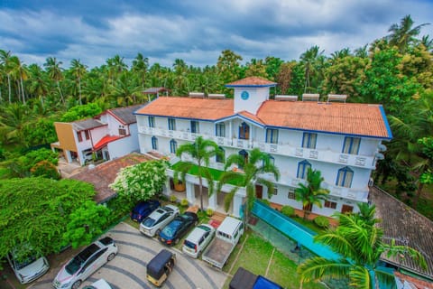 Property building, Day, Natural landscape, Bird's eye view, Garden, Parking