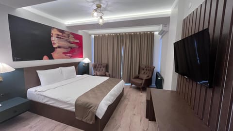 Communal lounge/ TV room, Bed, TV and multimedia, Living room, Photo of the whole room, Seating area, Bedroom