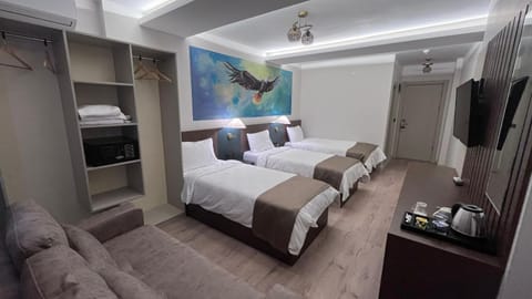 Bed, TV and multimedia, Living room, Photo of the whole room, Seating area, Bedroom, minibar, towels
