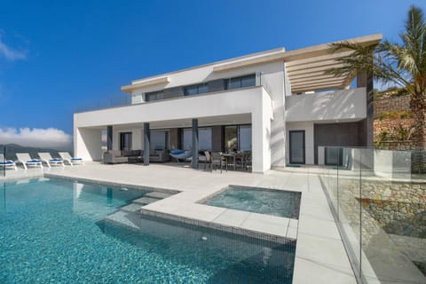 Hot Tub, Solarium, Balcony/Terrace, Other, Dining area, Swimming pool