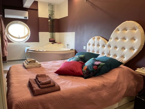 Bed, Hot Tub, Bedroom