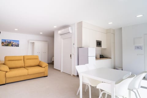 TV and multimedia, Kitchen or kitchenette, Living room, Dining area, air conditioner