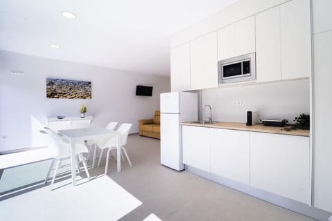 Coffee/tea facilities, Kitchen or kitchenette, Living room, Dining area, stove, toaster