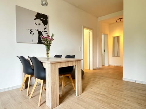 Day, Living room, Seating area, Lunch