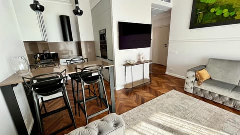 TV and multimedia, Kitchen or kitchenette, Living room, Seating area, Dining area