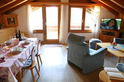 TV and multimedia, Living room, Seating area, Dining area