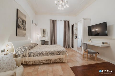Bed, Living room, Bedroom