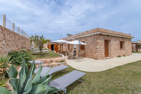 Property building, Patio, Day, Garden, Garden view