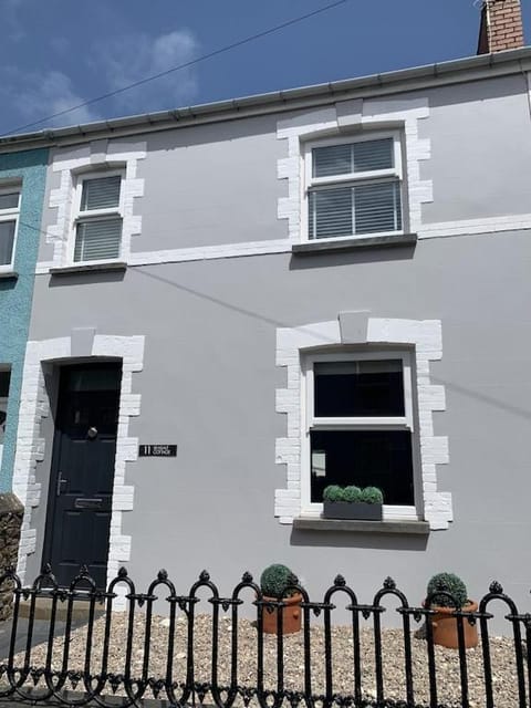 Seasalt Cottage - Modernised traditional cottage, Sleeps 5,short walk to beaches, town, amenities House in Wales