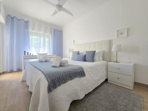 Balcony/Terrace, Balcony/Terrace, Decorative detail, Decorative detail, Bedroom, internet, soundproof, towels, air conditioner