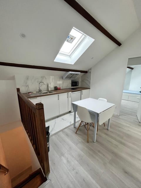 Kitchen or kitchenette, Dining area, minibar, stove